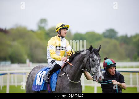 Jockey Richard Kingscote à propos de Rishes Baar aux courses de York. Banque D'Images