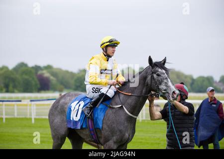 Jockey Richard Kingscote à propos de Rishes Baar aux courses de York. Banque D'Images