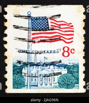 ÉTATS-UNIS D'AMÉRIQUE - VERS 1968: Un timbre imprimé aux États-Unis montre le drapeau et la Maison Blanche, vers 1968 Banque D'Images