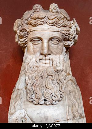Sculpture en marbre d'un dieu grec avec un fond rouge. Banque D'Images