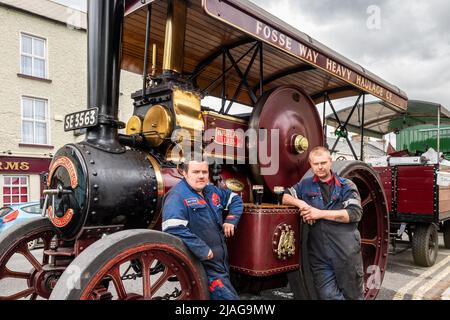 Urlingford, Co. Kilkenny, Irlande. 30th mai 2022. Un moteur de traction à vapeur Fowler 1931 part du Royaume-Uni pour le rallye à vapeur Innishannon en aide à l'Association irlandaise des fauteuils roulants. Jayson Cole et Neil Clayton de Bulkington près de Coventry ont commencé leur voyage samedi et espèrent arriver à Innishannon pour le début du rallye samedi prochain. Crédit : AG News/Alay Live News Banque D'Images