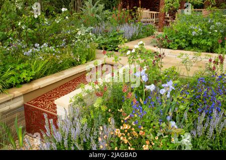 Le jardin Morris & Co. Contenant un pavillon et des canaux d'eau basés sur les motifs de William Morris entourés de frontières herbacées. Banque D'Images