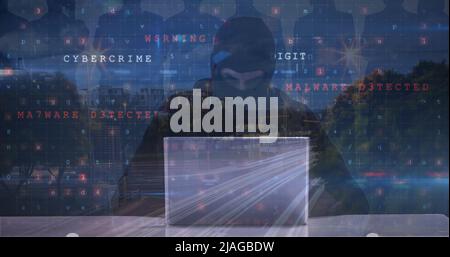 Image de hacker mâle caucasien, avertissement de cyber-attaque et silhouettes de personnes sur le paysage urbain Banque D'Images