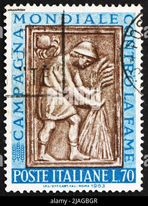 ITALIE - VERS 1963: Un timbre imprimé en Italie montre la Gerbe de la moissonneuse, sculpture de la fontaine Maggiore, Pérouse, liberté pour la faim, vers 196 Banque D'Images