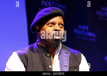 Hay Festival, Hay on Wye, pays de Galles, Royaume-Uni – lundi 30th mai 2022 – Ben Okri sur scène parlant de son nouveau livre pour les enfants Every Leaf a Hallelujah pendant la cinquième journée de cette année Hay Festival – photo Steven May / Alamy Live News Banque D'Images