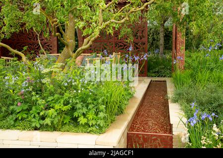 Le jardin Morris & Co. Contenant un pavillon et des canaux d'eau basés sur les motifs de William Morris entourés de frontières herbacées. Banque D'Images