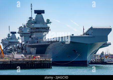 HMS Queen Elizabeth et HMS Prince of Wales dans les chantiers maritimes de Portsmouth, sur la côte sud de l'Angleterre. Le HMS la reine Elizabeth est le chef de file Banque D'Images
