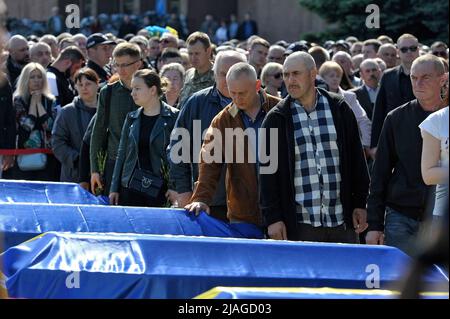 Non exclusif: VINNYTSIA, UKRAINE - 29 MAI 2022 - les gens rendent hommage à neuf militaires du KORD qui ont péri dans une attaque de missiles russes à Zaporizhzhia Banque D'Images