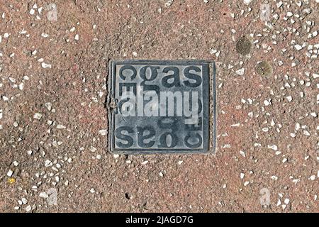 RIO DE JANEIRO, BRÉSIL - 27 MAI 2022 : couverture de trou d'homme d'accès au gaz sur le trottoir dans le quartier de Botafogo Banque D'Images