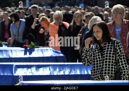 Non exclusif: VINNYTSIA, UKRAINE - 29 MAI 2022 - les gens rendent hommage à neuf militaires du KORD qui ont péri dans une attaque de missiles russes à Zaporizhzhia Banque D'Images