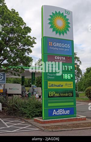 Frankley services M5 en direction du nord, BP station-service prix de l'essence, prix du diesel, après des profits record rapportés, avec Greggs, AdBlue - Windfall Tax ? Banque D'Images