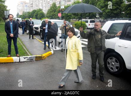 Non exclusif: BUCHA, UKRAINE - 30 MAI 2022 - le Ministère français de l'Europe et des Affaires étrangères Catherine Colonna (L) effectue une visite de travail à Bucha Whic Banque D'Images