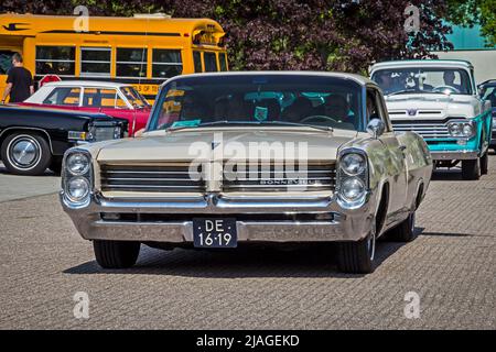 Voiture classique Bonneville 1964 de Pontiac à Rosmalen, pays-Bas - 10 mai 2015 Banque D'Images