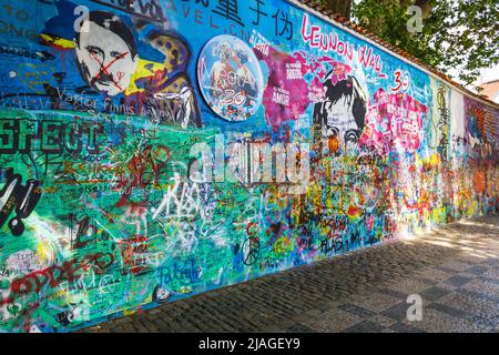 Mur Lennon - mur recouvert de graffitis inspiré par Lennon à Prague, République tchèque Banque D'Images