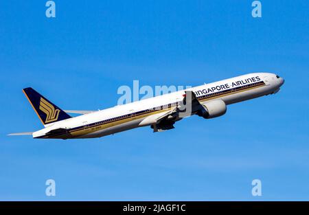 Décollage de l'avion Boeing 777 de Singapore Airlines de l'aéroport international de Schiphol. Pays-Bas - 16 février 2016 Banque D'Images