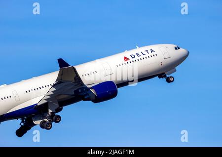 Delta Air Lines Airbus A330 décollage de l'aéroport de Schiphol. Pays-Bas - 16 février 2016 Banque D'Images