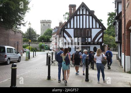 Touristes passant la maison d'Oken vers le château de Warwick, Warwickshire, West Midlands, Angleterre, Royaume-Uni, 2022 Banque D'Images