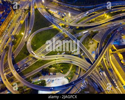 Vue aérienne de la séparation de niveau autoroute la nuit Banque D'Images