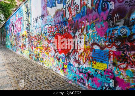 Mur Lennon - mur recouvert de graffitis inspiré par Lennon à Prague, République tchèque Banque D'Images