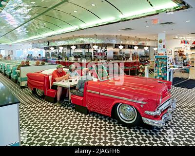 Restaurant avec dîner ou souper en famille au Sunliner Diner de Sevierville, Tennessee, États-Unis. Banque D'Images