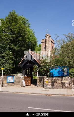 Une lychgate couverte de bunkting, église paroissiale St Mary, Church Road, Barnes, Londres, SW13,Angleterre, Royaume-Uni Banque D'Images