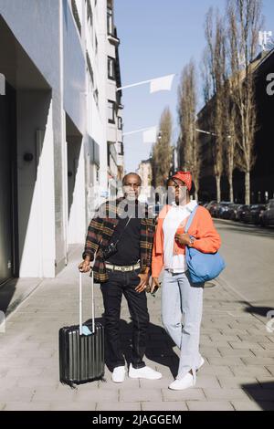 Portrait complet du père et de la fille debout sur le sentier pendant la journée ensoleillée Banque D'Images