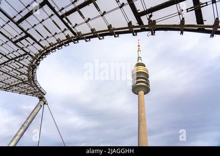 Grande tour du parc olympia de Munich avec cadre de construction d'architecture pop art Banque D'Images