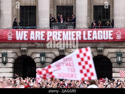 Nottingham, Nottinghamshire, Royaume-Uni. 30th mai 2022. Le directeur de l'équipe de football de Nottingham Forest, Steve Cooper, célèbre leur promotion à la Premier League sur le balcon du bâtiment du Conseil. Credit Darren Staples/Alay Live News. Banque D'Images