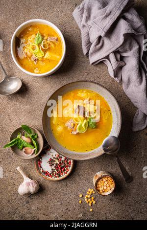 Bol de soupe aux petits pois avec morceaux de jambon et de viande, vue de dessus Banque D'Images