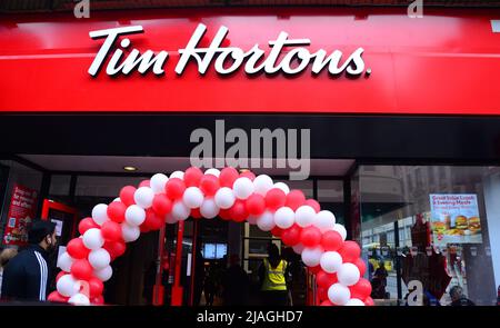 Manchester, Royaume-Uni, 30th mai 2022. Une nouvelle succursale de Tim Hortons, la chaîne de cafés du Canada, a ouvert ses portes sur Market Street, dans le centre de Manchester, en Angleterre, au Royaume-Uni. Faisant partie du centre commercial Arndale, il peut accueillir quelque 100 clients. Tim Hortons sert du café, des beignets et des plats de restauration rapide similaires. Tim Hortons, souvent surnommé Tim's ou Timmies, est une chaîne multinationale canadienne de restauration rapide. Il compte 4 949 restaurants dans 15 pays en mars 2022. Crédit : Terry Waller/Alay Live News Banque D'Images