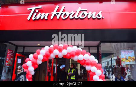 Manchester, Royaume-Uni, 30th mai 2022. Une nouvelle succursale de Tim Hortons, la chaîne de cafés du Canada, a ouvert ses portes sur Market Street, dans le centre de Manchester, en Angleterre, au Royaume-Uni. Faisant partie du centre commercial Arndale, il peut accueillir quelque 100 clients. Tim Hortons sert du café, des beignets et des plats de restauration rapide similaires. Tim Hortons, souvent surnommé Tim's ou Timmies, est une chaîne multinationale canadienne de restauration rapide. Il compte 4 949 restaurants dans 15 pays en mars 2022. Crédit : Terry Waller/Alay Live News Banque D'Images