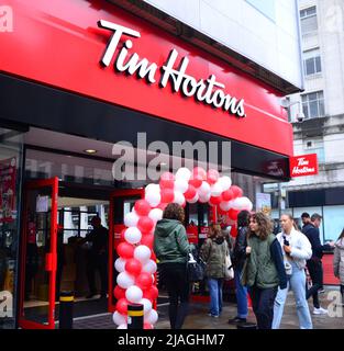 Manchester, Royaume-Uni, 30th mai 2022. Une nouvelle succursale de Tim Hortons, la chaîne de cafés du Canada, a ouvert ses portes sur Market Street, dans le centre de Manchester, en Angleterre, au Royaume-Uni. Faisant partie du centre commercial Arndale, il peut accueillir quelque 100 clients. Tim Hortons sert du café, des beignets et des plats de restauration rapide similaires. Tim Hortons, souvent surnommé Tim's ou Timmies, est une chaîne multinationale canadienne de restauration rapide. Il compte 4 949 restaurants dans 15 pays en mars 2022. Crédit : Terry Waller/Alay Live News Banque D'Images