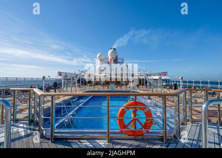 Une piscine en plein air sur le pont supérieur du paquebot de luxe de Cunard, RMS Queen Elizabeth Banque D'Images