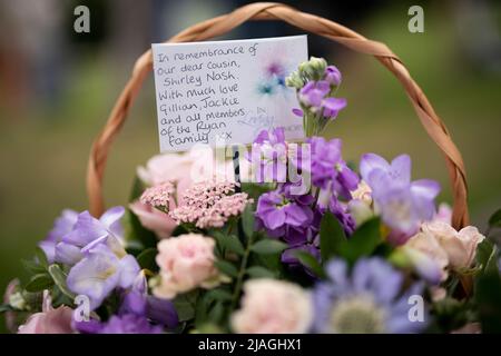 Hommages aux fleurs avant une cérémonie de plantation d'arbres et de dévoilement de plaque pour le 50th anniversaire de la tragédie de Battersea Park Big Dipper, à Battersea Park, au sud-ouest de Londres. Cinq enfants ont été tués et 13 autres blessés le 30 1972 mai, lorsque le grand roller de balancier s'est écrasé. Date de la photo: Lundi 30 mai 2022. Banque D'Images