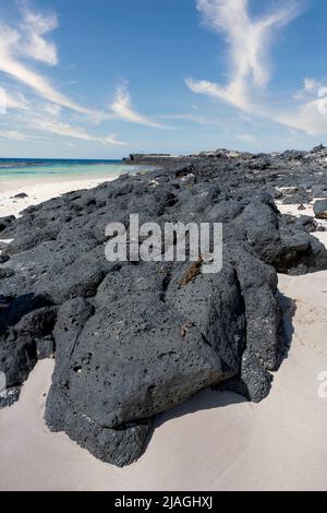 De grandes quantités de roche volcanique grise ornent la belle plage d'El Cotillo, sur Fuerteventura, îles Canaries, Espagne Banque D'Images