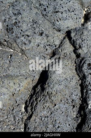 De grandes quantités de roche volcanique grise ornent la belle plage d'El Cotillo, sur Fuerteventura, îles Canaries, Espagne Banque D'Images