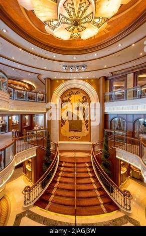 L'arc portuaire de la reine Elizabeth originale, représenté en marqueterie par David Linley et une partie du grand hall du nouveau bateau de croisière de la reine Elizabeth Banque D'Images