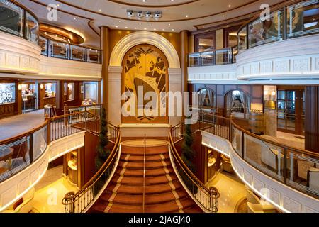 L'arc portuaire de la reine Elizabeth originale, représenté en marqueterie par David Linley et une partie du grand hall du nouveau bateau de croisière de la reine Elizabeth Banque D'Images