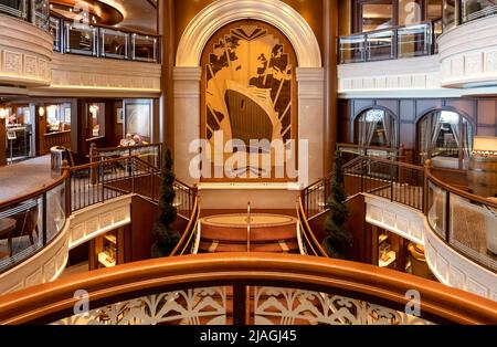 L'arc portuaire de la reine Elizabeth originale, représenté en marqueterie par David Linley et une partie du grand hall du nouveau bateau de croisière de la reine Elizabeth Banque D'Images