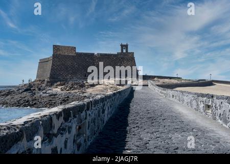 Vue le long de la chaussée en pierre jusqu'à Castillo San José, à Arrecife, Lanzarote, îles Canaries. Le château surplombe Puerto Naos. Banque D'Images