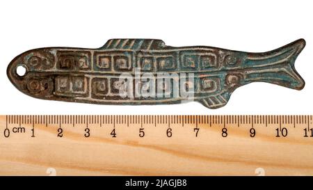 Pièces de bronze anciennes sous la forme de poissons de la dynastie Zhou. Chine. Isolé sur blanc Banque D'Images