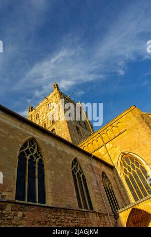 Vue extérieure de l'abbaye de Tewkesbury un bâtiment médiéval à Gloucestershire Angleterre Royaume-Uni avec ciel bleu derrière. Banque D'Images