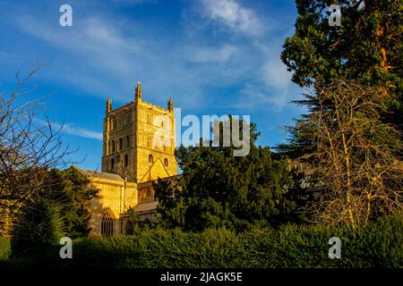 Vue extérieure de l'abbaye de Tewkesbury un bâtiment médiéval à Gloucestershire Angleterre Royaume-Uni avec ciel bleu derrière. Banque D'Images