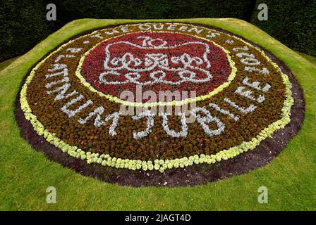 30/05/2022 Dartford UK la ville de Kent de Dartford se prépare pour le week-end jubilaire de HM Queen. Un lit fleuri dans Central Park planté à la célébration de H Banque D'Images