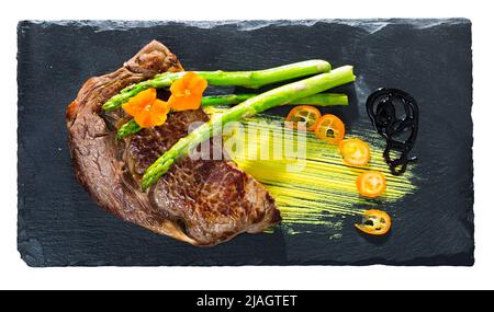 Steak de bœuf bien fait avec asperges Banque D'Images