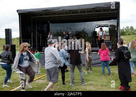 Le public prend ses pieds pour la danse, pendant la mise en place de Toploader, au salon de l'auto Deal Classic, à Betteshanger Park, Kent Banque D'Images