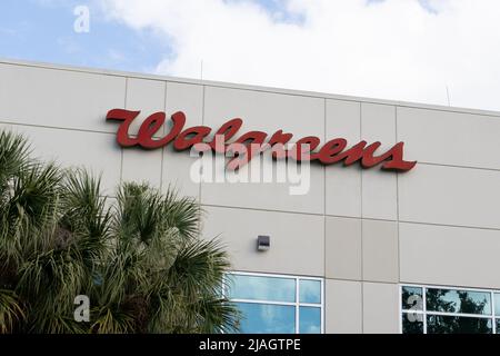 Orlando, Floride, États-Unis - 5 janvier 2022 : gros plan du panneau Walgreen sur leur immeuble de bureaux à Orlando, FL, États-Unis. Banque D'Images
