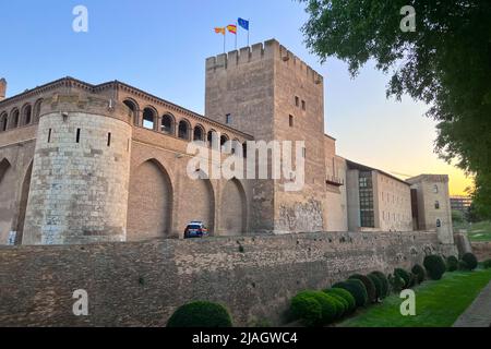 Vue extérieure du palais Aljaferia, un palais médiéval fortifié construit pendant la seconde moitié du 11th siècle dans le Taifa de Saragosse à Al-Anda Banque D'Images