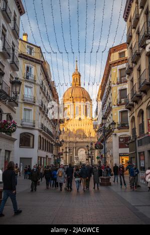 Calle Alfonso et la cathédrale El Pilar à Saragosse, Espagne Banque D'Images