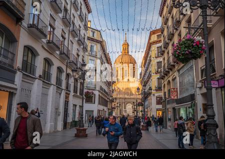 Calle Alfonso et la cathédrale El Pilar à Saragosse, Espagne Banque D'Images